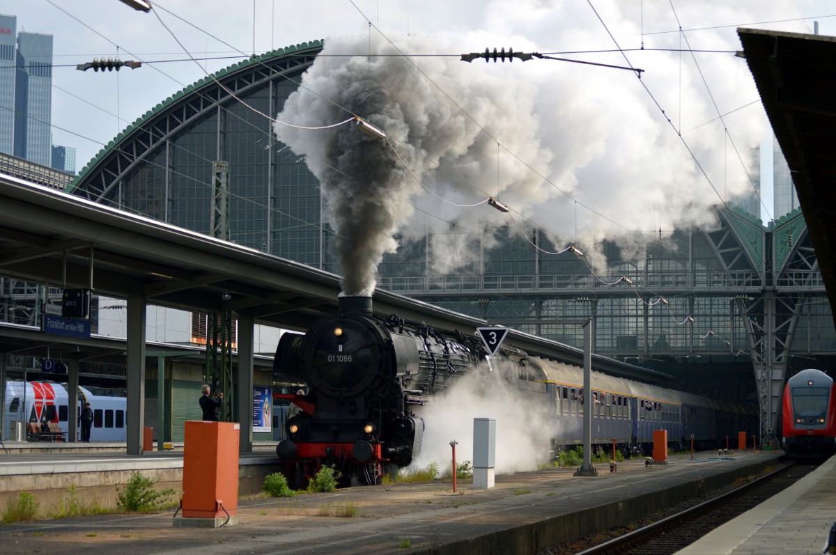 Ausfahrt der 01 1066 (UEF) aus Frankfurt Hbf mit dem Sonderzug  50 Jahre Fernschnellzug Roland  nach Kassel aus.