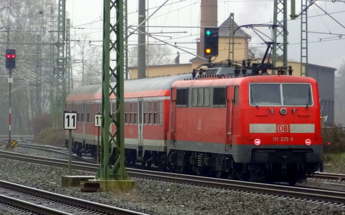 Ausfahrt einer RB aus dem Bahnhof Kronach nach Bamberg an einem nasskalten Dezembertag 2013.