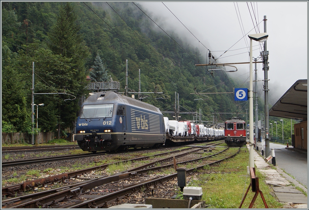 Autozüge im Iselle: BLS Re 460 012 mit Neuwagen und die SBB Re 4/4 II mit em Tunnelautozug. 
2. Juli 2014