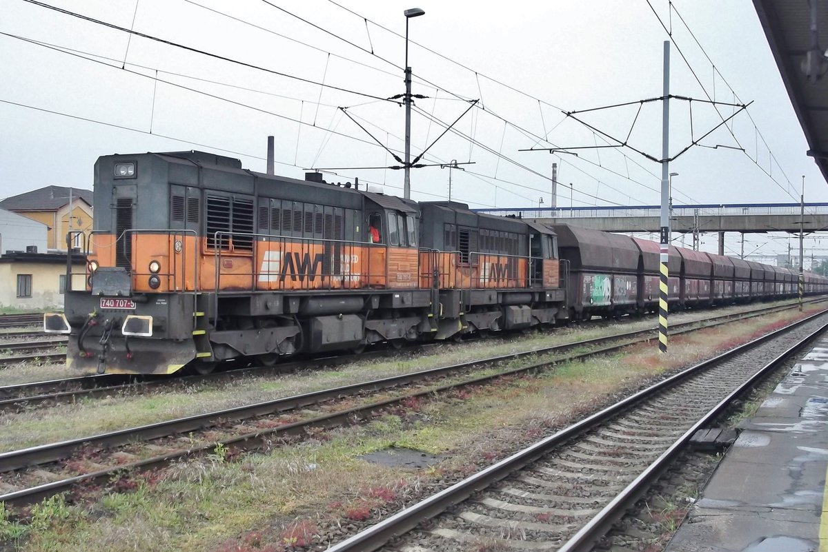 AWT 740 707 schleppt eine der viele Kohlezüge aus Polen in Ostrava hl.n. ein am 26 Mai 2015.