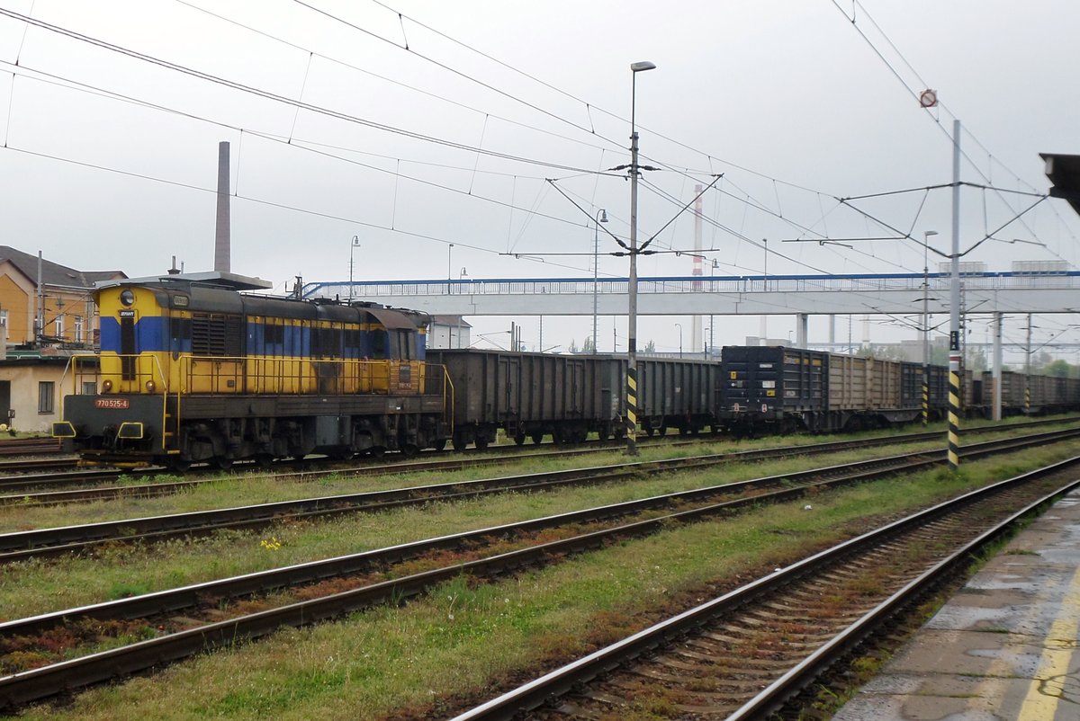 AWT 770 525 trötzt den Regen am 26 Mai 2015 in Ostrava hl.n. und tragt noch das altere Farbenschema von OKD Doprava -jetzt ein Teil des AWT KOnzerns, dass ab 2016 selbst eine Sparte von PKP Cargo is.