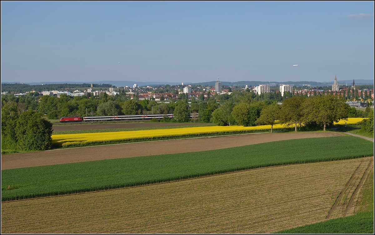 Bahn im Tägermoos - bei Sonnenschein. 

IR Biel-Konstanz bei Regenwetter. Mai 2014.