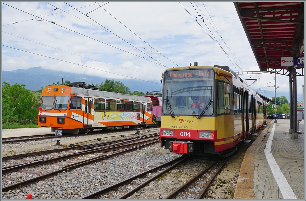 Bahnhof Orbe mit dem defekten Stadler Be 2/2 N° 14 (links im Bild) und dem dafür erworbenen Be 4/8 004 als Regionalzug 26945 nach Chavornay. Ein weiterer Be 4/8 stehet als Reserve im Hintergrund, so das künftig die OC wieder einen zuverlässigen Bahnverkehr anbieten kann. 

4. Juli 2022
