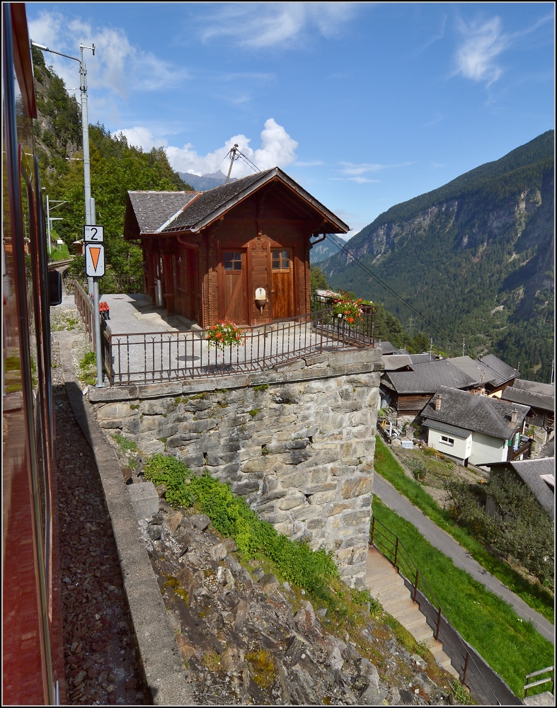 Bahnhofsmärchenwelt Martigny - Vallorcine. 

Der Bahnhof Le Trétien scheint mir der verträumteste Bahnhof der ganzen Schweiz zu sein. August 2014.