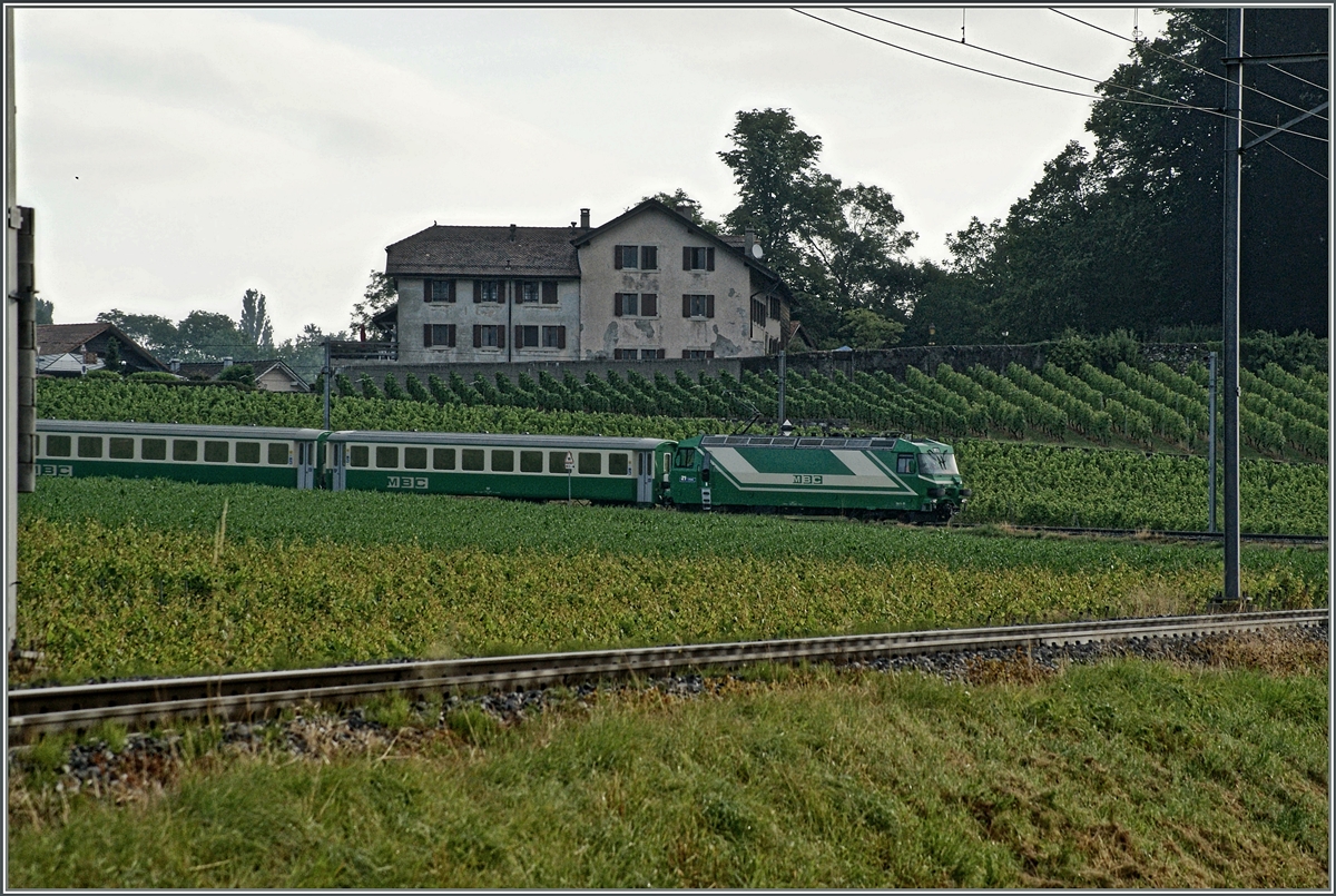 BAM Ge 4/4 mit dem einzigen mint Lok und Komposition geführten Zug 107 beim Château de Vufflens. 3. Juli 2014
