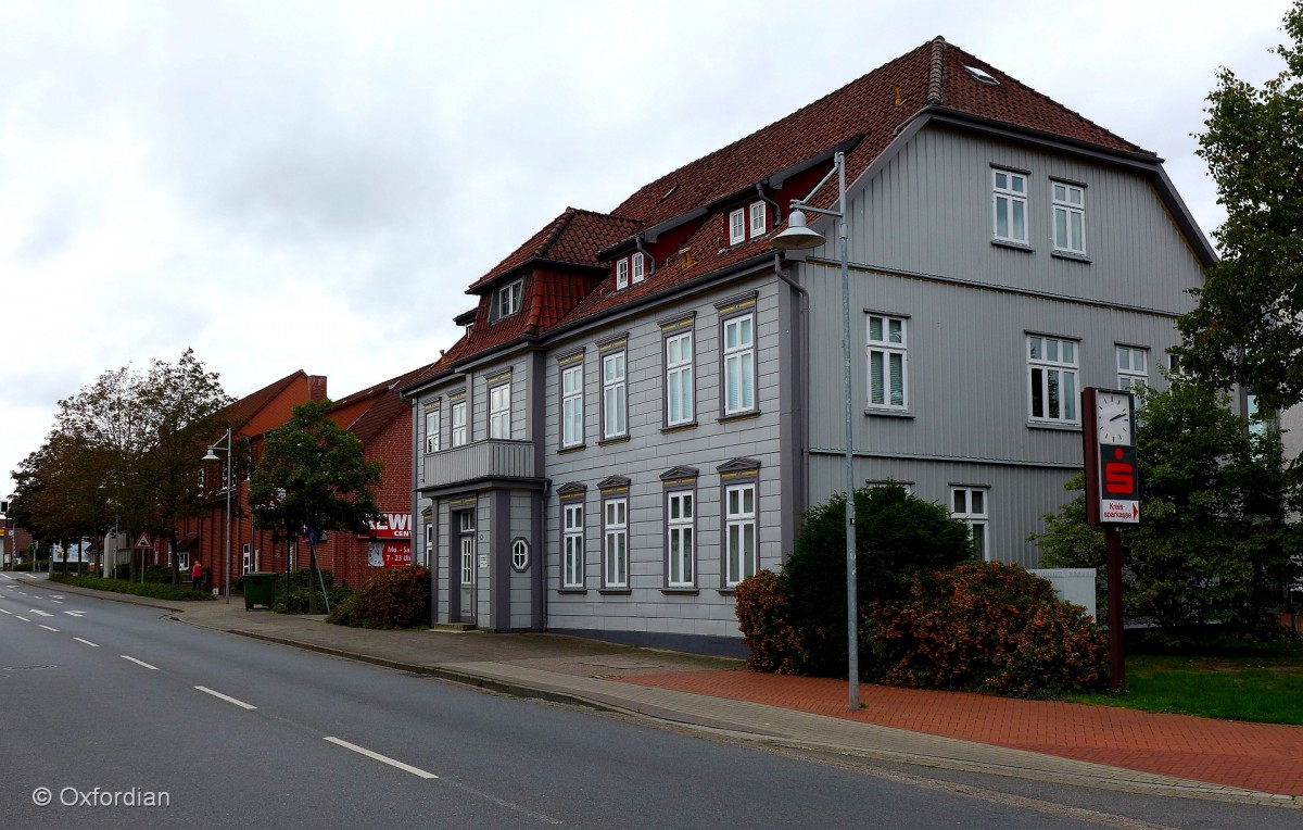 Baudenkmal in der Walsroder Straße von Soltau. Das graue Haus ist aus Holz gebaut.