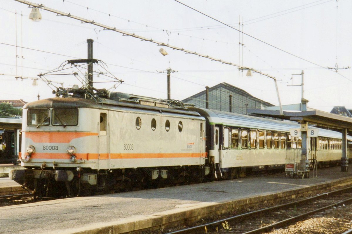 BB 80003 rangiert mit ein Nachtzug in Paris-Austerlitz am Abend von 21 September 2004.