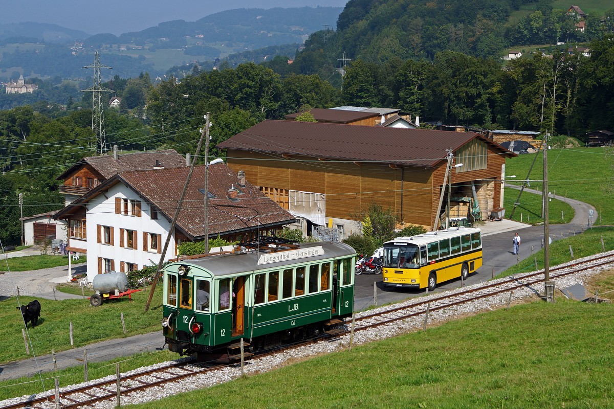 BC/LJB: Der Ce 2/2 12, 1907 (ex OJB/LJB) der Museumsbahn Blonay Chamby anl�sslich einer Begegnung mit einem Postauto der Marke SAURER bei Cornaux-Chamby am 8. September 2012.
Foto: Walter Ruetsch