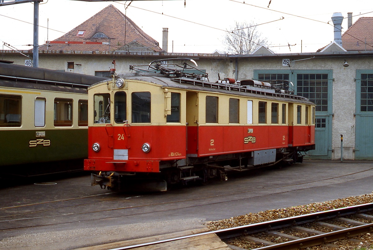 BDe 4/4 24 der SZB (Solothurn Zollikofen Bern) im Juli 1983 im Depot Solothurn. Der Triebwagen wurde 1916 von SWS/MFO gebaut und zu diesem Zeitpunkt noch vor Dienstz�gen eingesetzt.