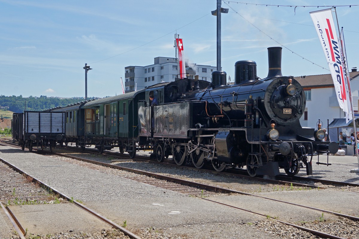 BDWM/DVZO/DBB: Ueber das Wochenende vom 26. bis 28. Juni 2015 verabschiedete sich die BDWM nach 140 Jahren vom Anschluss an das Europäische Normalspurnetz, weil durch die Aufhebung des Güterverkehrs auf normaler und schmaler Spur das Dreischienengeleise zwischen Wohlen und Bremgarten West nutzlos geworden ist. Mit dem WESCHTFÄSCHT und vielen Sonderfahrten nahmen Schüler und eine grosse Anzahl Festbesucher Abschied vom Dreischienengeleise auf diesem reizenden Streckenabschnitt. DVZO-Dampfzug mit der DBB Eb 3/5 5810 in Bremgarten West am 26. Juni 2015.
Foto: Walter Ruetsch  