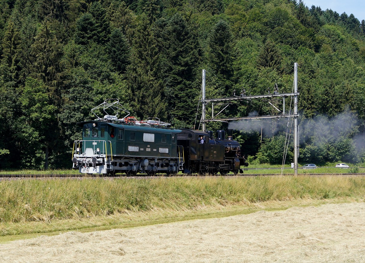 BDWM/DVZO/DBB: Ueber das Wochenende vom 26. bis 28. Juni 2015 verabschiedete sich die BDWM nach 140 Jahren vom Anschluss an das Europäische Normalspurnetz, weil durch die Aufhebung des Güterverkehrs auf normaler und schmaler Spur das Dreischienengeleise zwischen Wohlen und Bremgarten West nutzlos geworden ist. Mit dem WESCHTFÄSCHT und vielen Sonderfahrten nahmen Schüler und eine grosse Anzahl Festbesucher Abschied vom Dreischienengeleise auf diesem reizenden Streckenabschnitt. Am 26. Juni 2015 brachte die DVZO Be 4/4 15, ehemals BT die DBB Eb 3/5 5810  HABERSACK , ehemals SBB von Konolfingen nach Wohlen. Die Aufnahme dieser Ueberfuhr ist bei Hendschiken entstanden.
Foto: Walter Ruetsch  