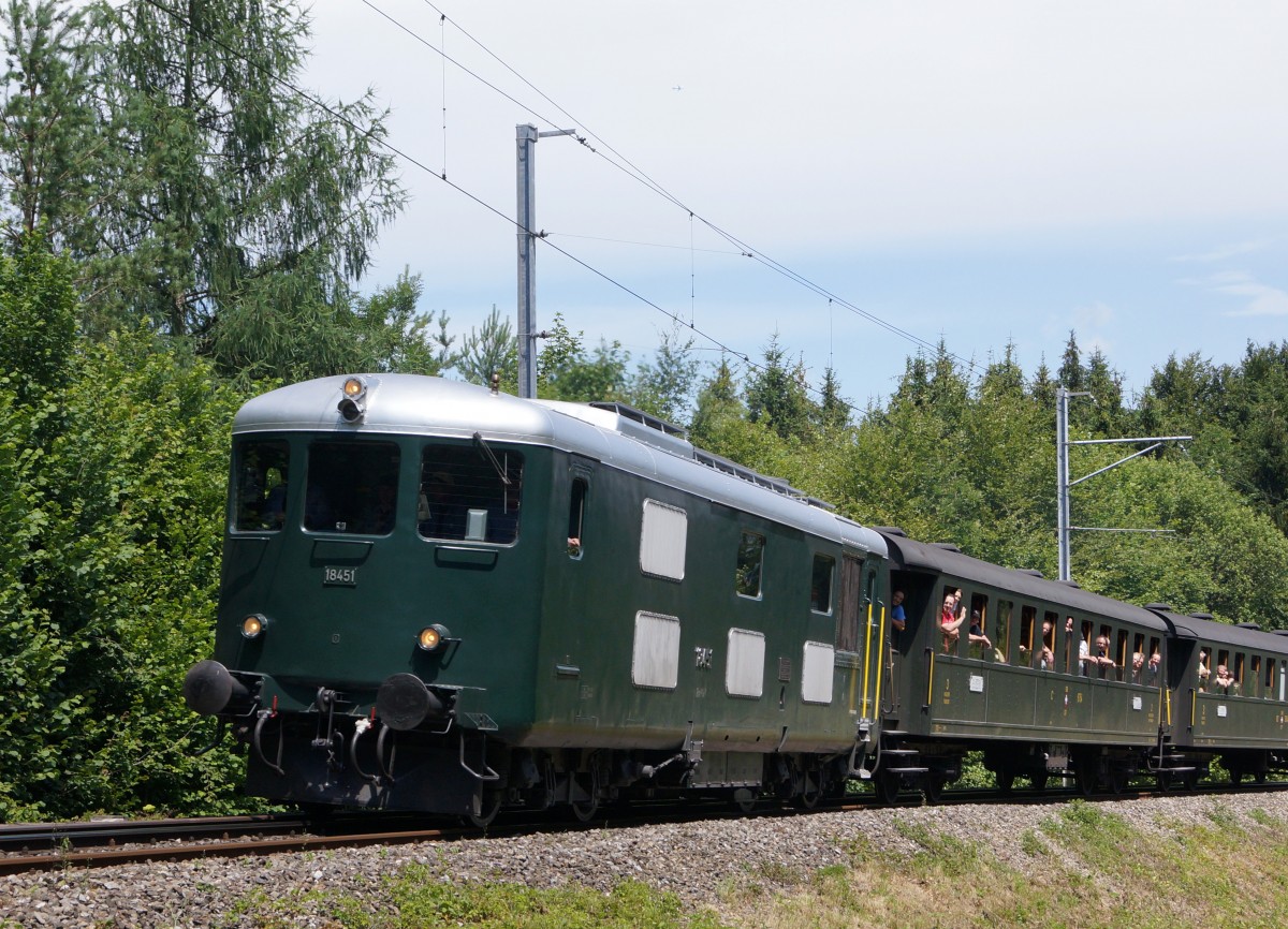 BDWM/DVZO/DBB/SBB: Ueber das Wochenende vom 26. bis 28. Juni 2015 verabschiedete sich die BDWM nach 140 Jahren vom Anschluss an das Europ�ische Normalspurnetz, weil durch die Aufhebung des G�terverkehrs auf normaler und schmaler Spur das Dreischienengeleise zwischen Wohlen und Bremgarten West nutzlos geworden ist. Mit dem WESCHTF�SCHT und vielen Sonderfahrten nahmen Sch�ler und eine grosse Anzahl Festbesucher Abschied vom Dreischienengeleise auf diesem reizenden Streckenabschnitt. Sonderzug von SBB HISTORIC mit der Bm 4/4 II 18451 auf der Fahrt nach Wohlen am 27. Juni 2015.
Foto: Walter Ruetsch  