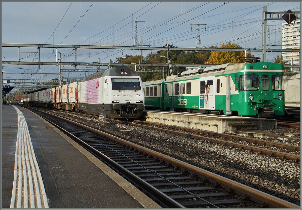 Be 4/4 (statt Ge 4/4) mit dem BAM Zug 105 und BLS Re 465 017-2 in Morges.
15. Oktober 2014 