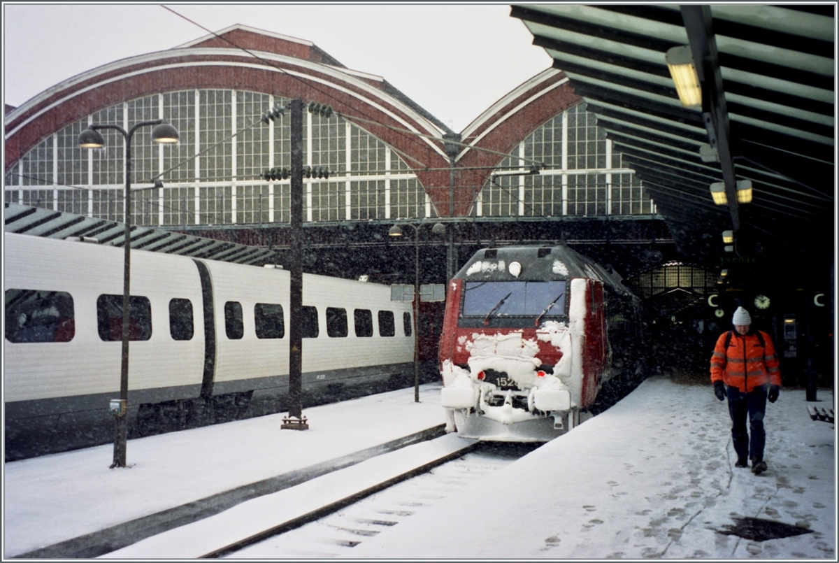 Bei einem strengen Wintereinbruch ist die DSB ME 1526 in København zu sehen. 

Analogbild vom 20. März 2001