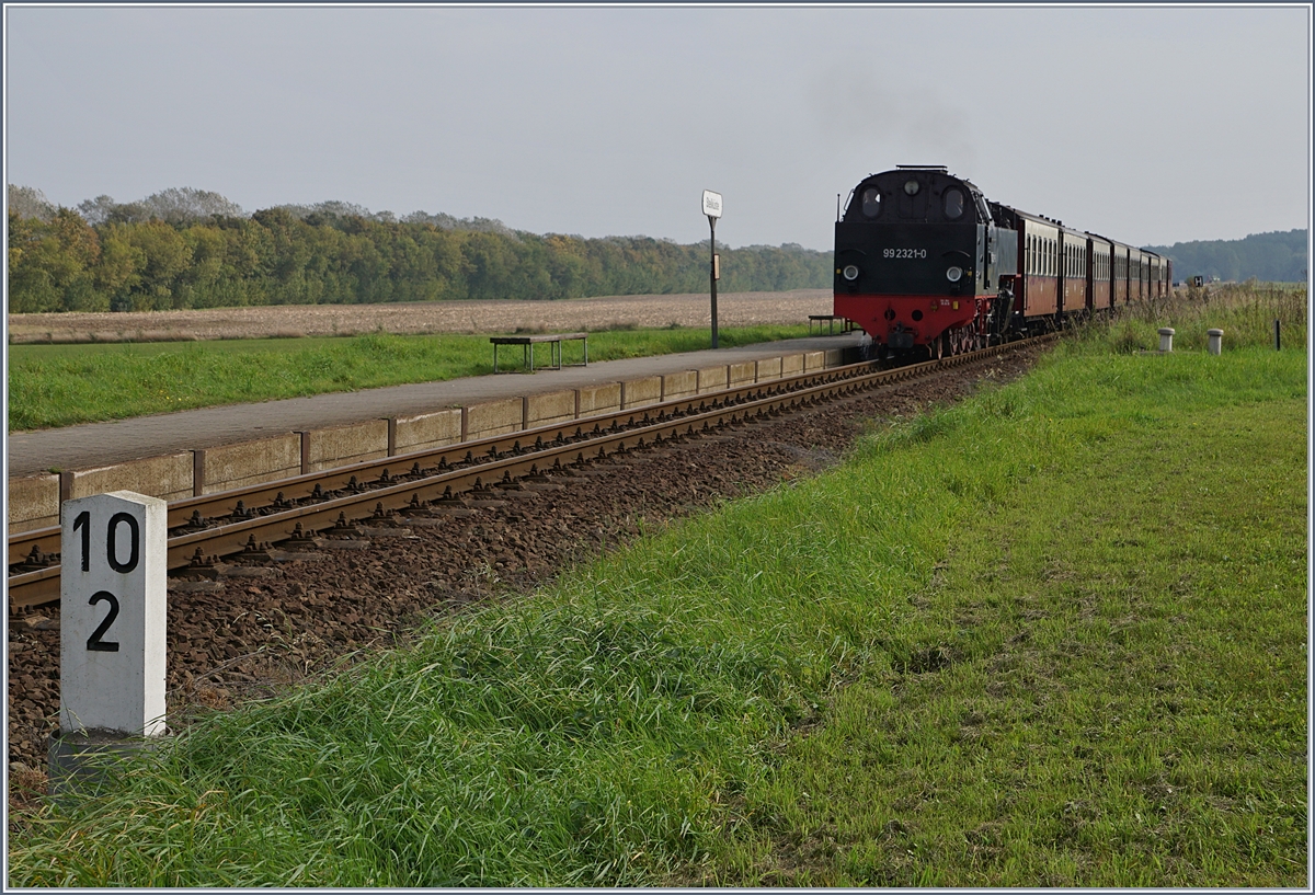 Bei Kilometer 10.2 der Mecklenburgischen Bderbahn befindet sich die Haltestelle  Steilkste , bei welcher gerade die 99 2321-0 mit ihrem Zug aus Bad Doberan eintrifft. 

28. Sept. 2017