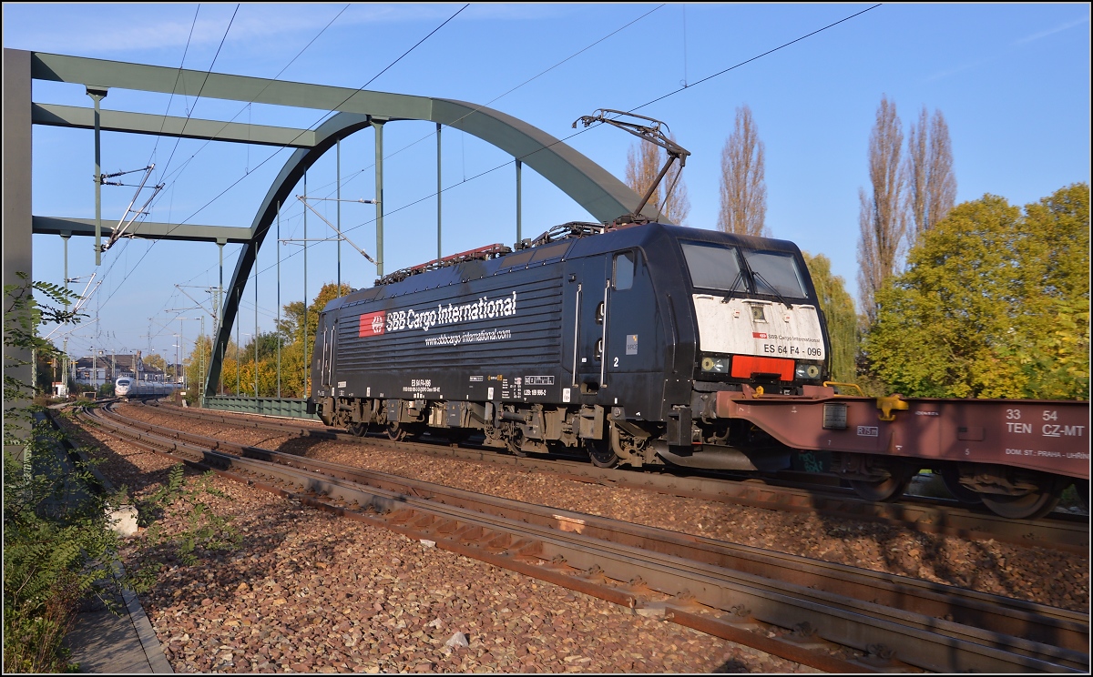 Bei der SBB Cargo International 189 996 hat man wirklich Schwierigkeiten diese Lok zuzuordnen. Eigentümer ist MRCE, angeschrieben ist Dispo, registriert ist die Lok in Deutschland (91 80 6 189 996-2 D DISPO Class 189 VE). Besitzer ist die SBB Cargo International. Ob es nunmehr eine deutsche oder eine Schweizer Lok ist, lässt sich nicht so einfach eroieren. Hier auf der Murgbrücke in Rastatt, November 2014.