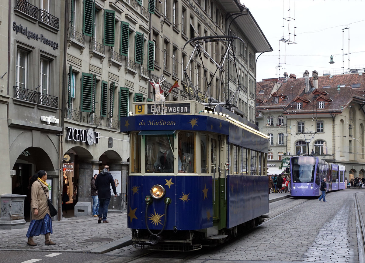 BERNMOBIL:
Mit dem Märlitram in Bern unterwegs am 16. Dezember 2017.
Foto: Walter Ruetsch