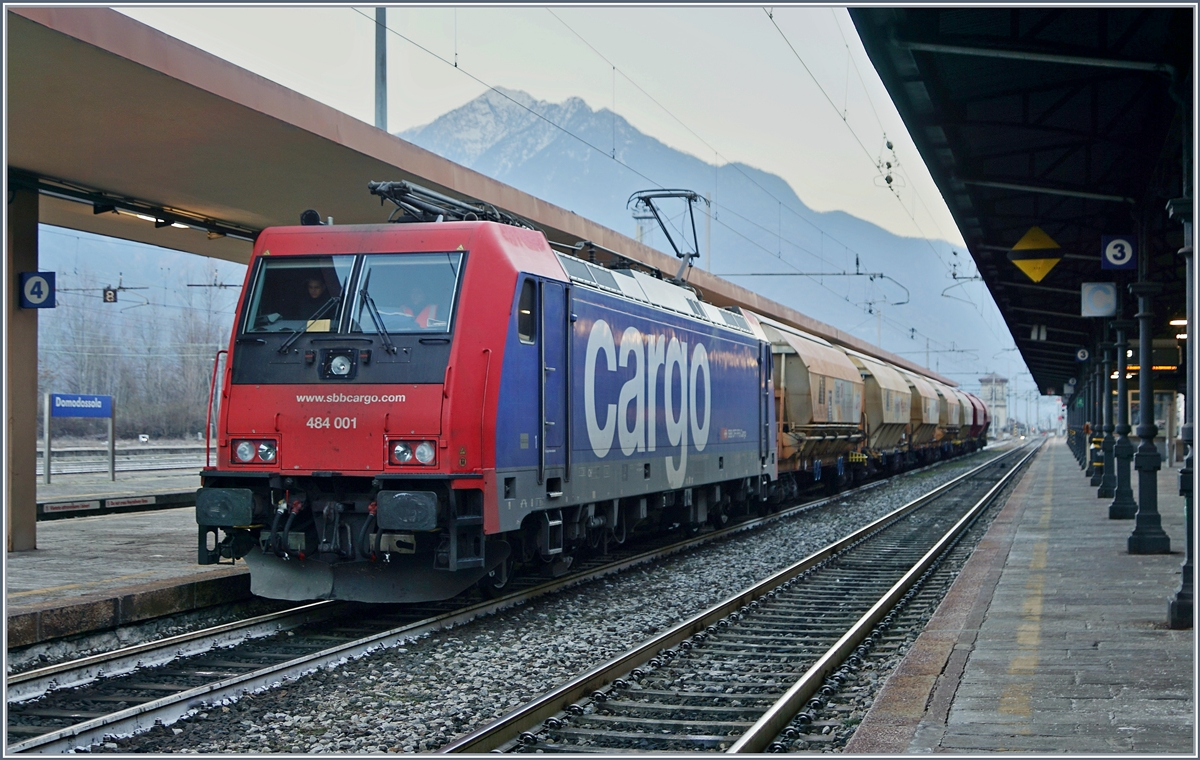 Bild 1: Etwas südlich von Domosossola, an der Strecke nach Novara, neben dem Rangierbahnhof Domo II liegt Villadossola und dort ist ein grösserer Industriebetrieb abgesiedelt welcher auch Bahngüterverkher abwickelt, wobei dieser um in den Rangierbahnhof von Domo II zu kommen via Domossola geleitet werden muss, und in Domodossola eine Spitzkehre erforderlich ist. Das Bild zeigt eine ankommenden Güterzug mit der SBB Cargo 484 001 in Domodosolla.
7. Jan. 2017