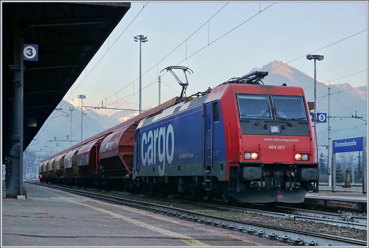 Bild 2: Nach wenigen Minuten steht die SBB Cargo Re 484 001 an anderen Ende des Zuges. Zum Umsetzen fuhr die Lok im nördlichen Bahnhofsteil mit Wechselstrom, während sie im Italienverkehr via Domodossola sonst praktisch nur mit Gleichstrom versorgt wird.
7. Jan. 2017