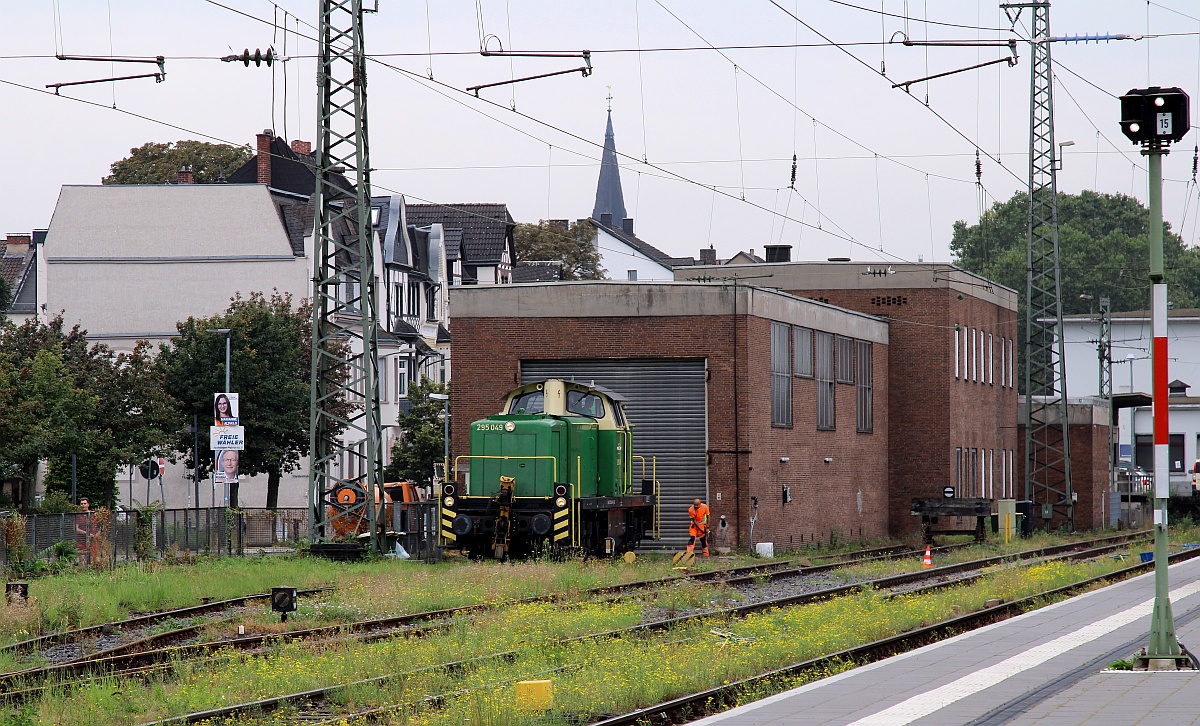 Bild 3: Hallentor zu und los geht's...Arbeitsbeginn für die Vulkan-Eifen-Bahn V90. Neuwied 17.09.2021