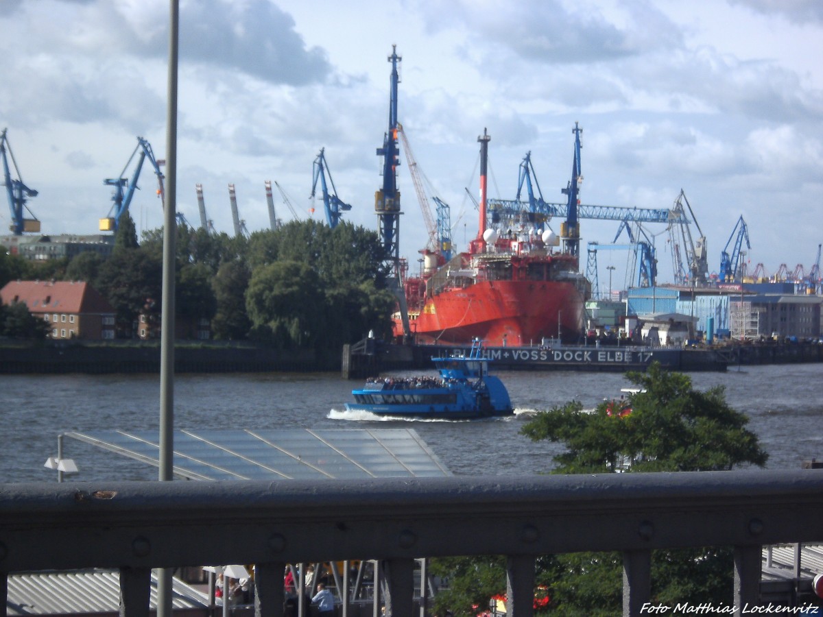 Blick auf Die Werft von  Blohm + Voss Dock Elbe 17   udn davor ein Ausflugsschiff im Hamburger Hafen am 1.9.13