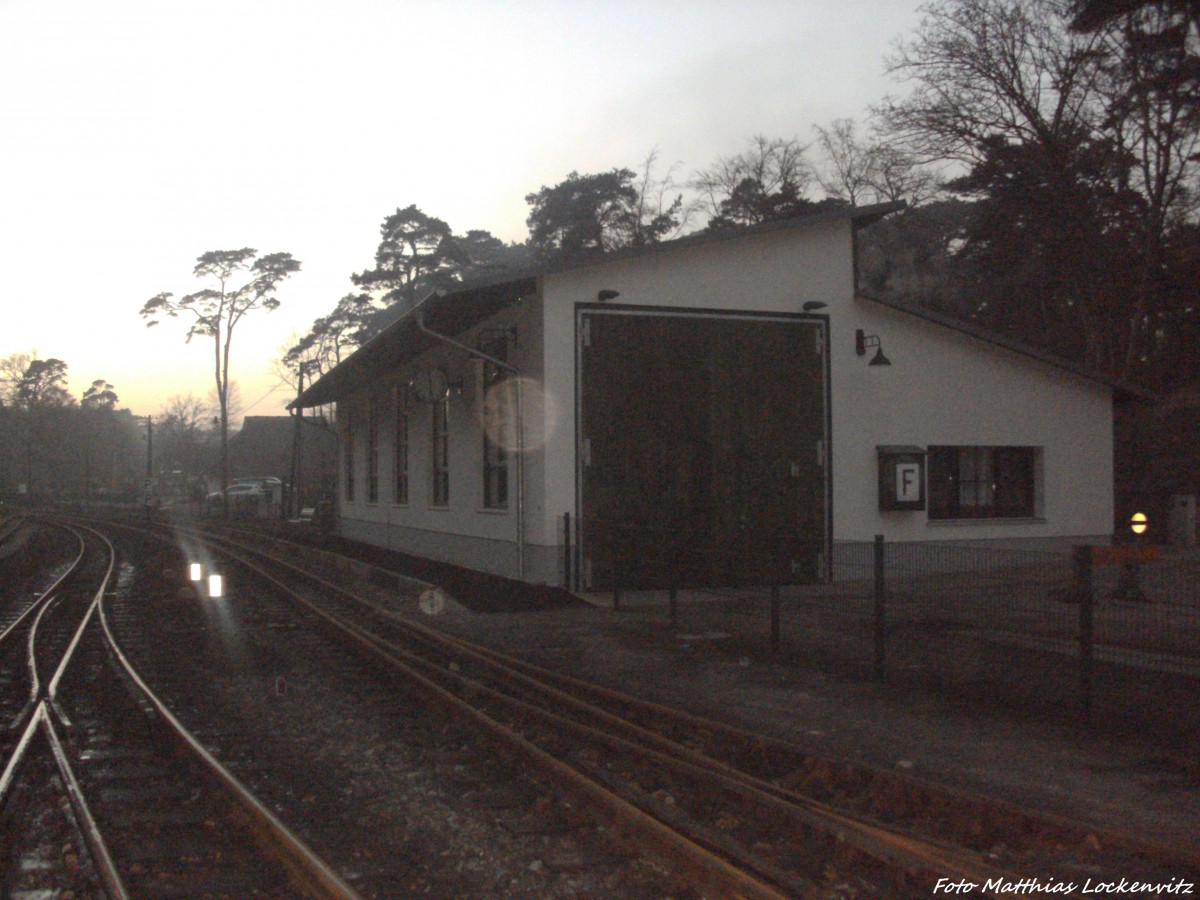 Blick auf den Lokschuppen & Den Bahnsteig fr Sonderzge in Ostseebad Ghren am 6.3.14