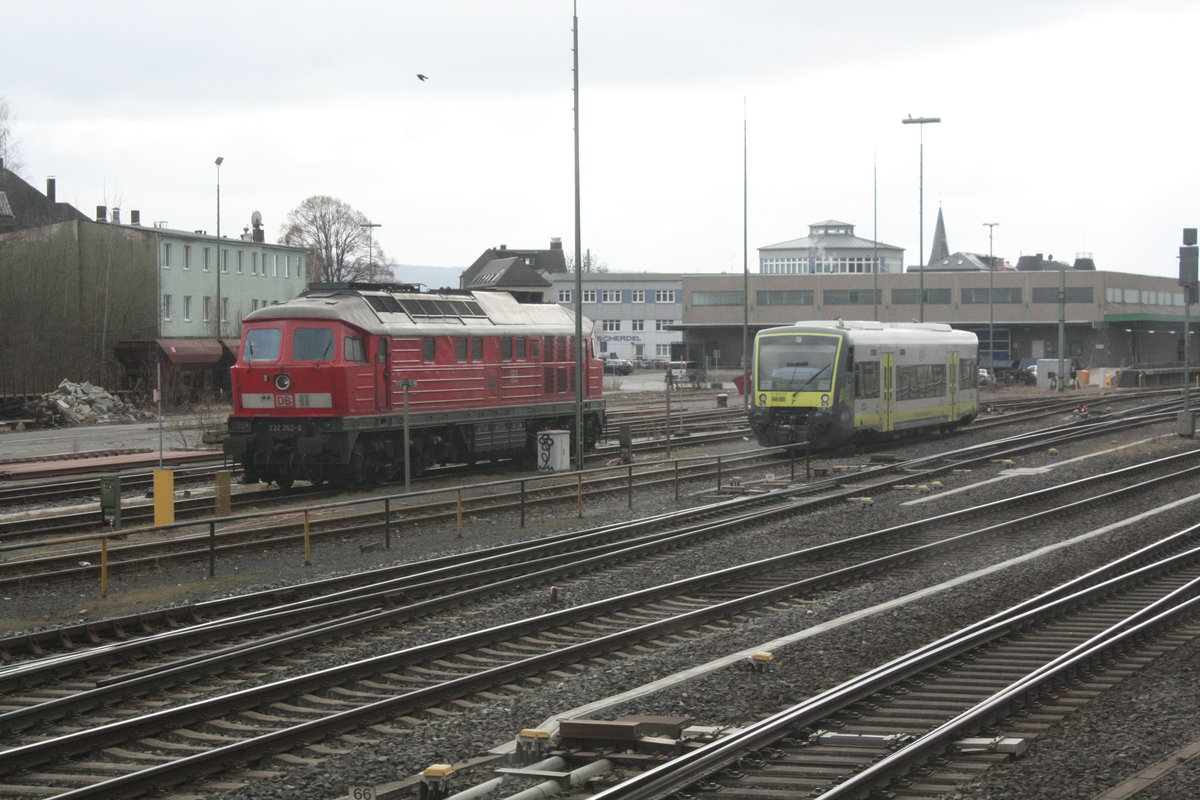 Blick aus der 218 105 auf die 232 262 und den VT 650 XXX von agilis bei der Einfahrt in den Bahnhof Marktredwitz am 22.3.21