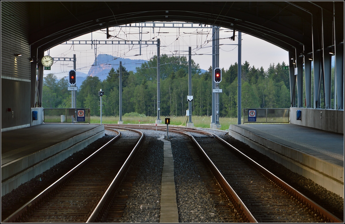 Blick aus dem Endbahnhof Le Brassus. Im Hintergrund der 1482 m hohe Dent de Vaulion. Juli 2016.