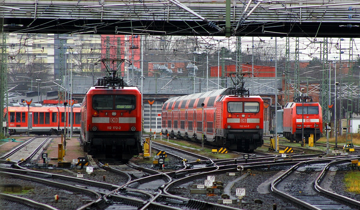 Blick aus dem Hbf auf die Abstellgruppe am Bw Lübeck, 112 172 und 141 sowie die 152 069 sind dort abgestellt. Lübeck 12.12.2015