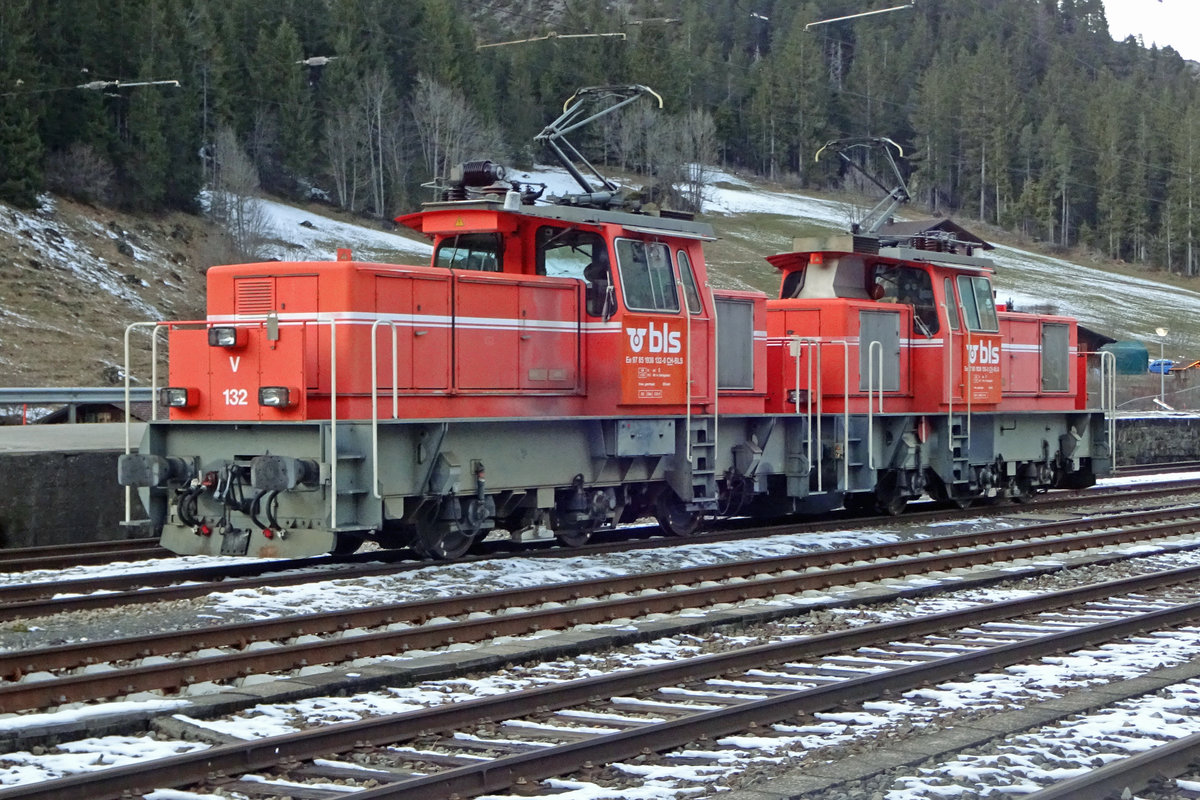 BLS 132 steht mit 135 (hinterer Lok) am 1 Januar 220 in Kandersteg.