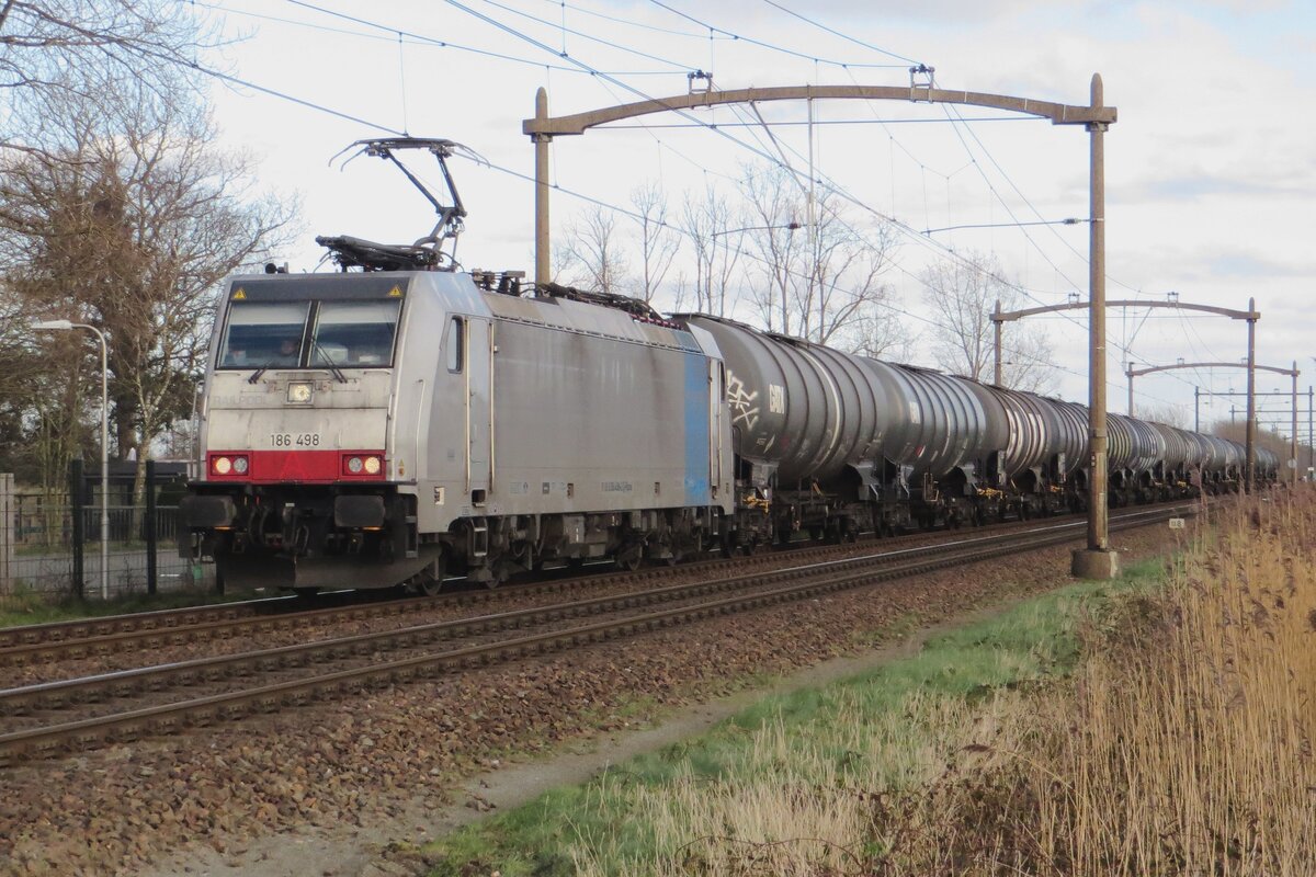 BLS 186 498 zieht ein Kesselwagenzug durch Hulten am 23 Februari 2022.
