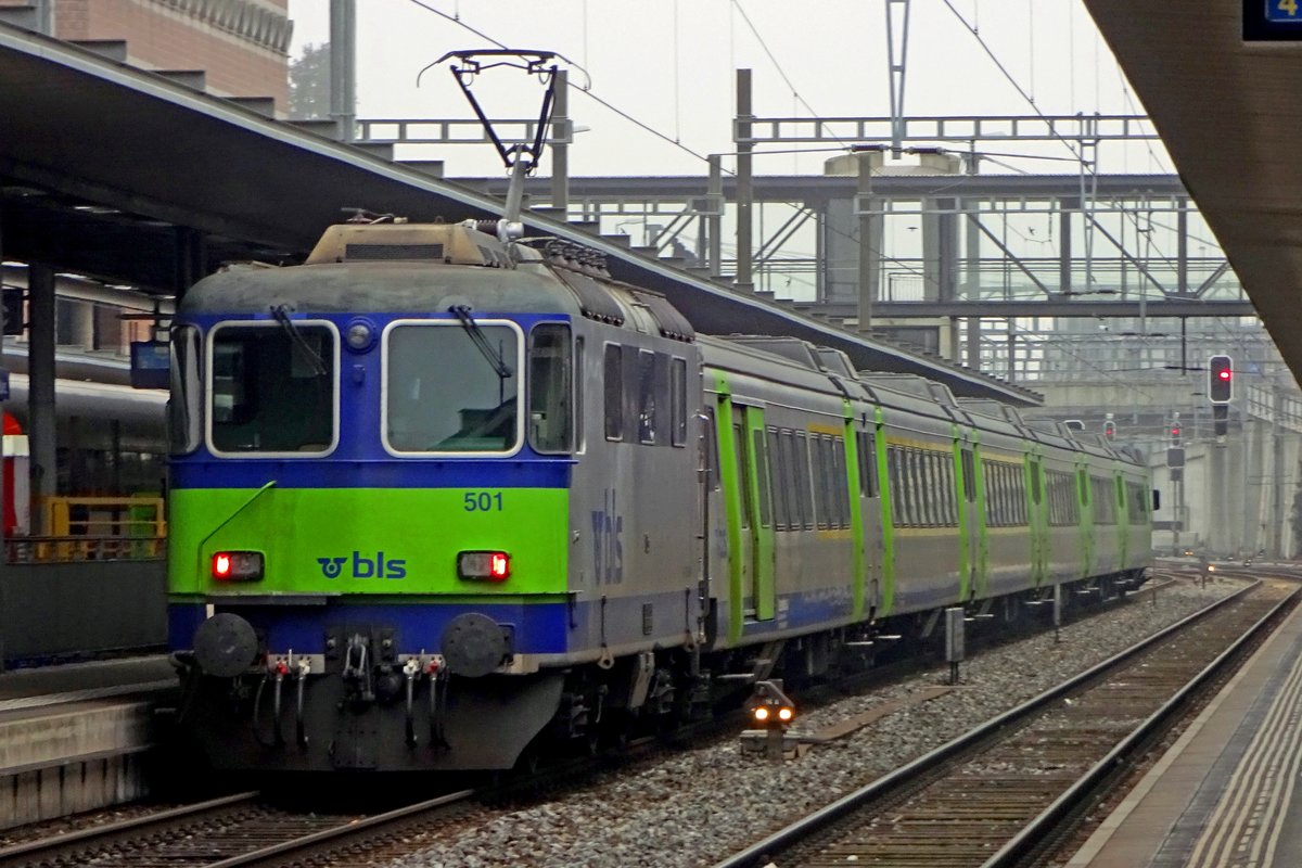 BLS 501 steht mit ein Regionalzug in Spiez am 2 Januar 2020.