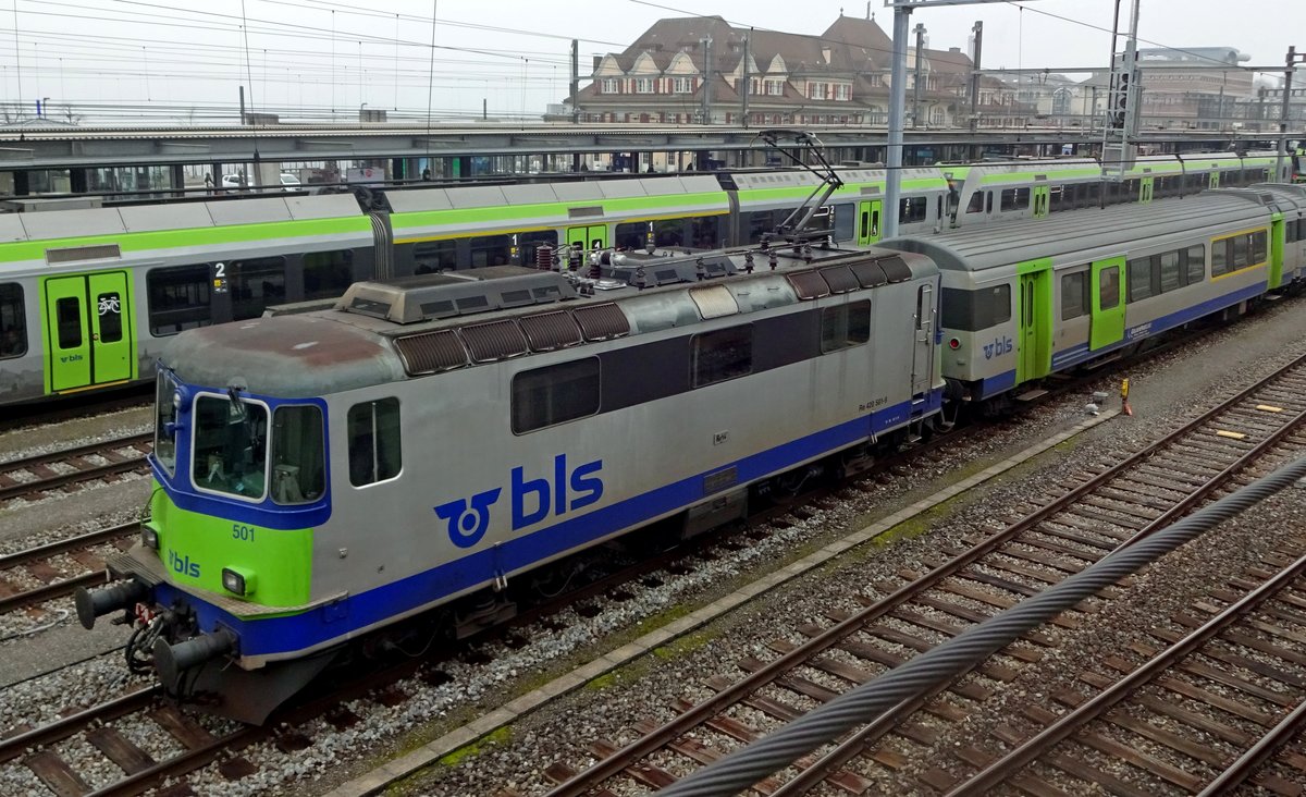 BLS 501 steht mit ein Regionalzug in Spiez am 2 Januar 2020.