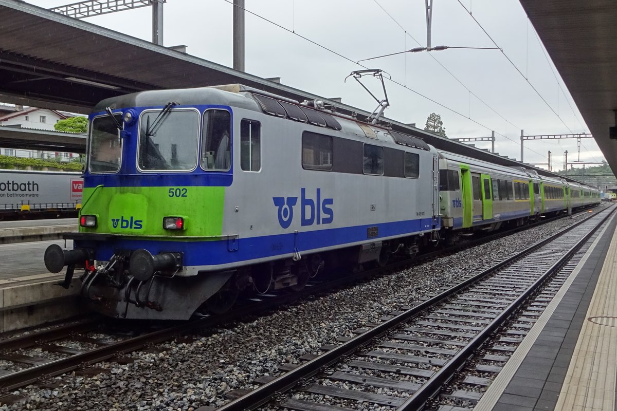 BLS 502 trötzt den regen in Spiez am 28 Mai 2019.