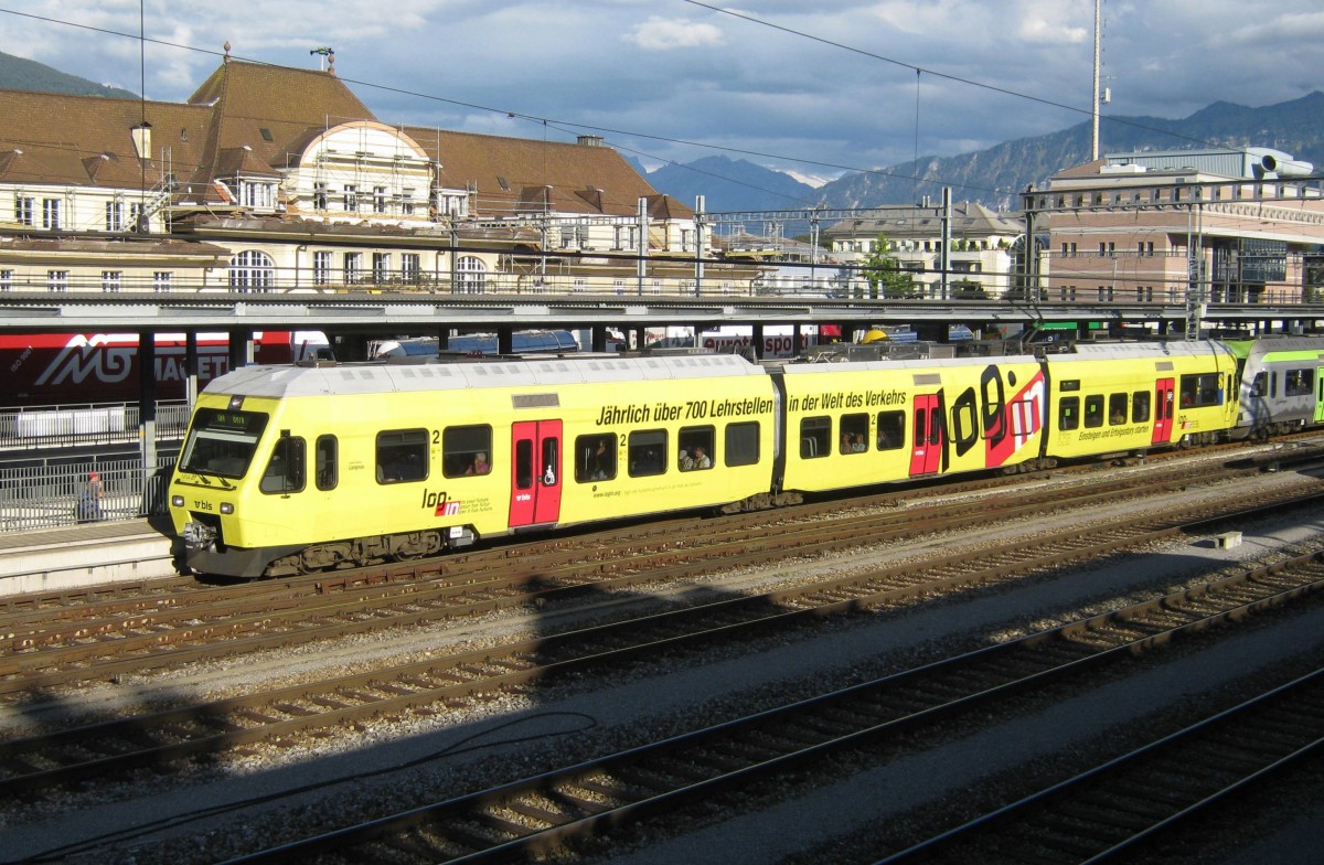 BLS 525 037 in LogIn-Werbung steht am 14 September 2011 in Spiez.