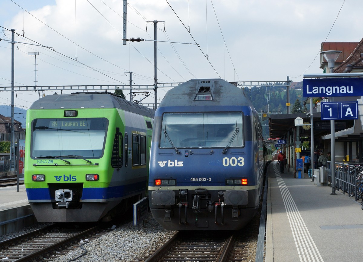 BLS: Auch diese Begegnung vom 26. September 2015 Langnau im Emmental zwischen dem RE Luzern-Bern mit der Re 465 003-2 und der S2 nach Laupen mit dem RABe 525 028  NINA  ist nach dem kommenden Fahrplanwechsel Geschichte.
Foto: Walter Ruetsch 
