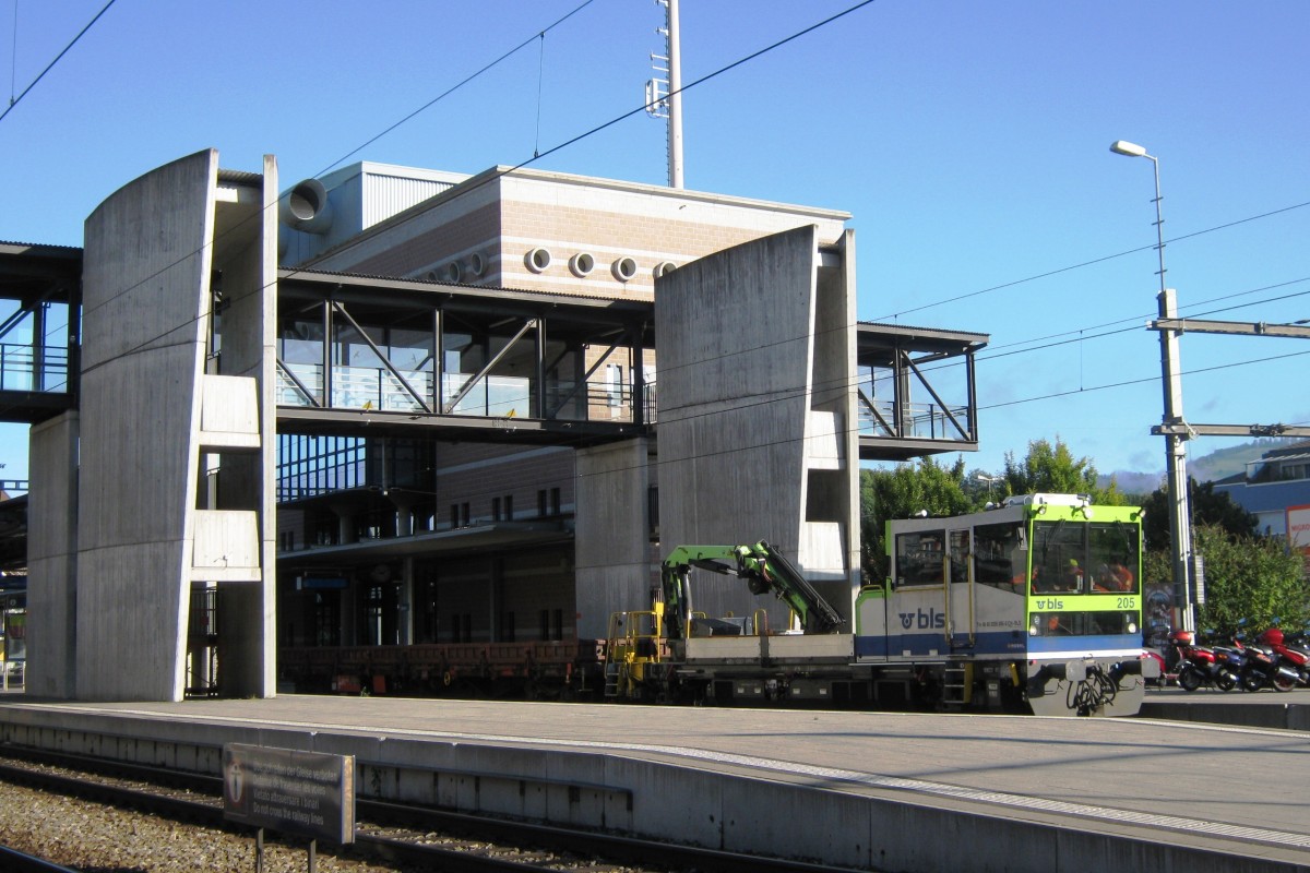 BLS Bahnwerkfahrzeug 205 durchfahrt Spiez am 15 Mai 2010.