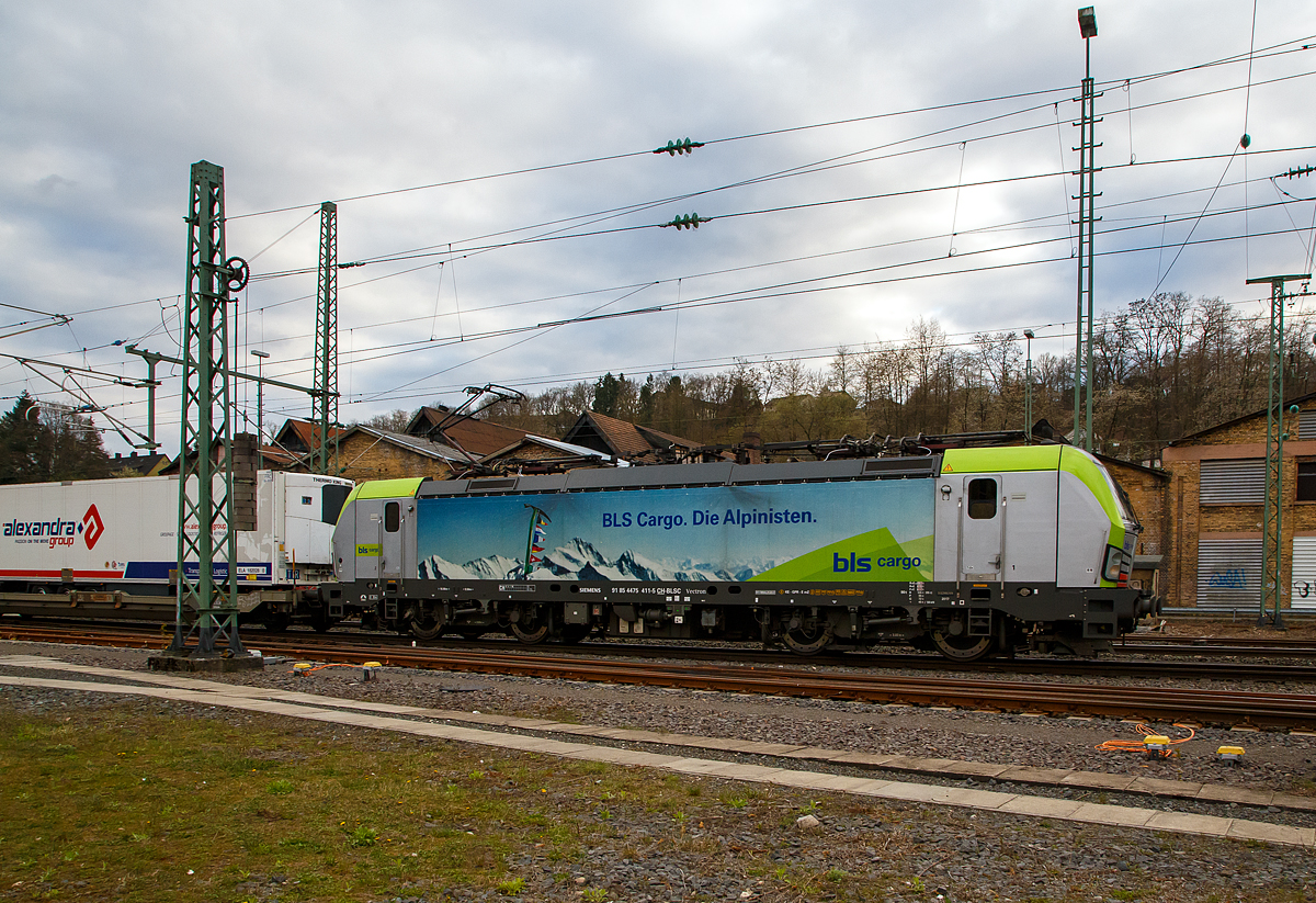 BLS Cargo. Die Alpinisten. .....
Die BLS Cargo 411 – Re 475 411-5 (91 85 4475 411-5 CH-BLSC) fährt am 17.04.2021 mit einem KLV-Zug durch Betzdorf/Sieg in Richtung Köln.

Die Siemens Vectron MS wurden 2017 von Siemens unter der Fabriknummer 22072 gebaut, sie hat die Zulassungen für CH/ D/ A/ I / NL und kann so vom Mittelmeer bis an die Nordsee ohne Lokwechsel durchfahren.
