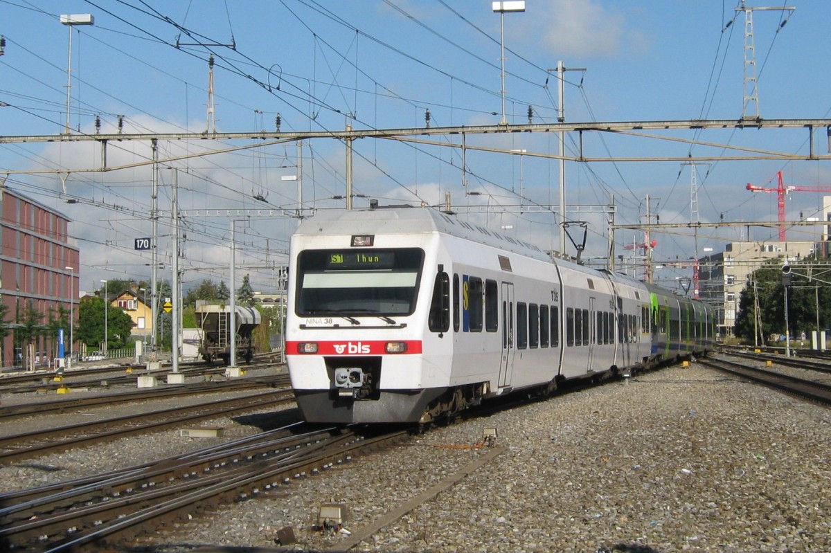 BLS NINA 525 038 treft in Thun ein am 15 September 2011.