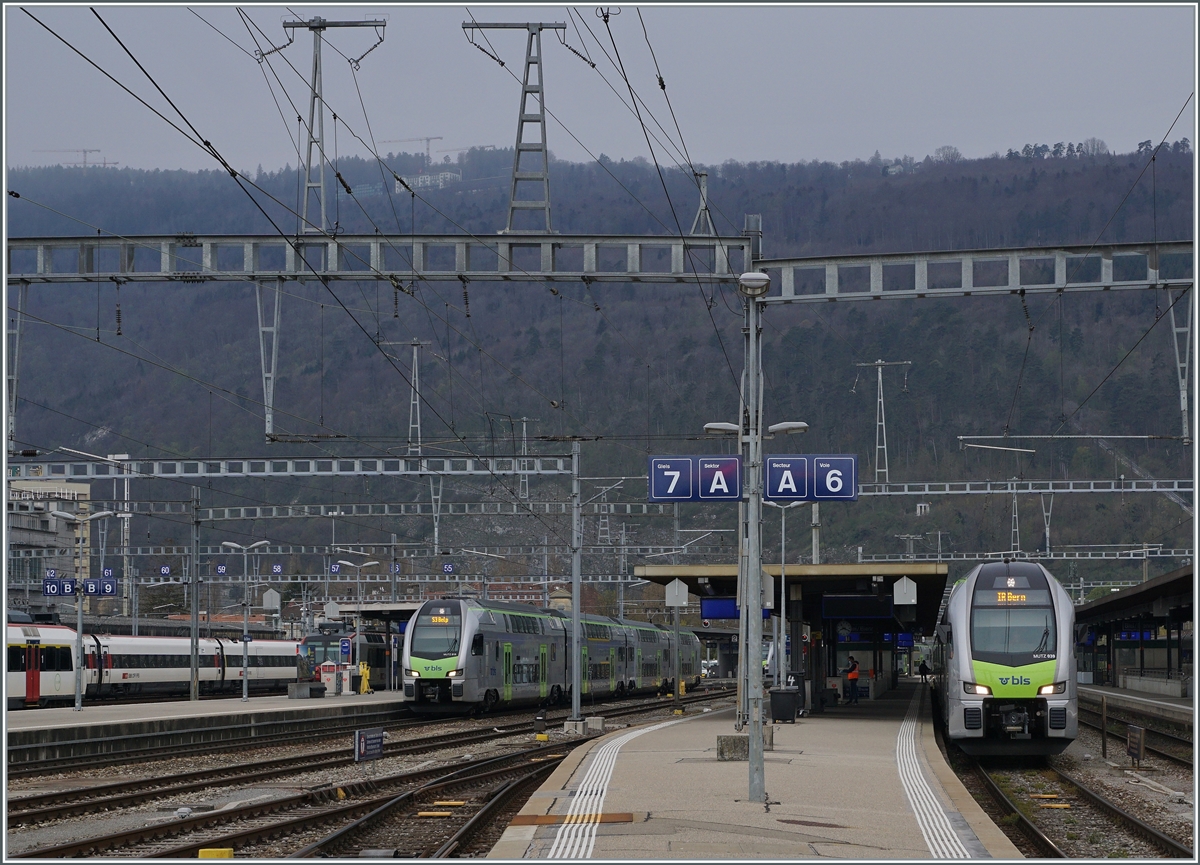 BLS RABe 515  MUTZ  warten als S-Bahn und IR in Biel/Bienne auf die Abfahrt in Richtung Bern. 

18. April 2021  