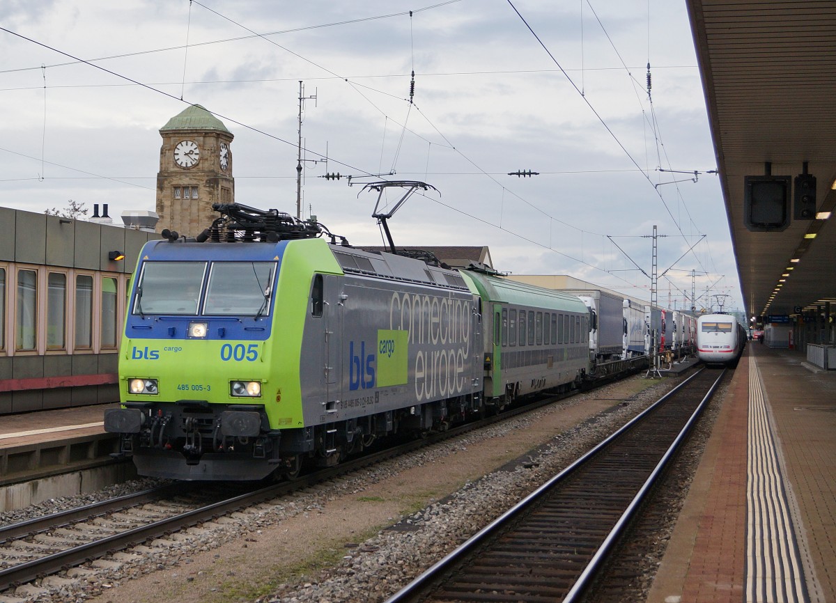 BLS: Re 485 005-3 mit ROLA bei der Durchfahrt Badischer Bahnhof Basel am 8. Januar 2015.
Foto: Walter Ruetsch
