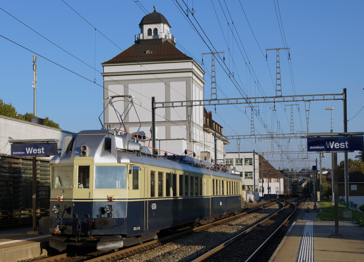 BLS: Sonderzug mit dem  BLAUEN PFEIL  BCFe 4/6 736 beim Passieren des Bahnhofs West in Solothurn am 1. Oktober 2015.
Foto: Walter Ruetsch