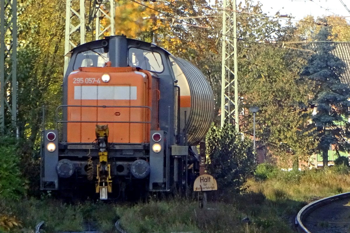 Bocholter Eisenbahn 295 057 rangiert mit ein Gaskesselwagen  am 8 November 2019 in Emmerich.