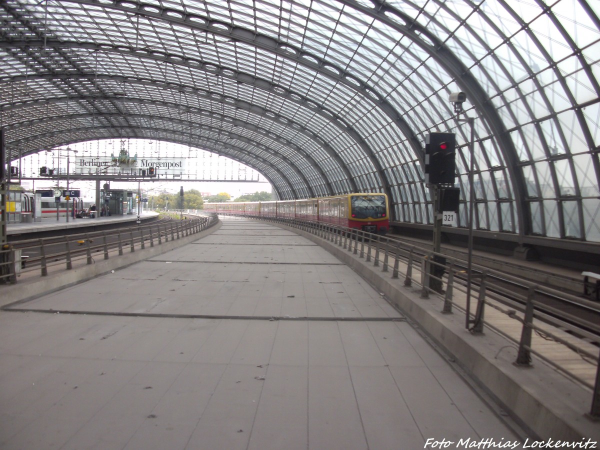 BR 481 beim verlassen des Bahnhofs Berlin - Friedrichsstrae am 1.9.14