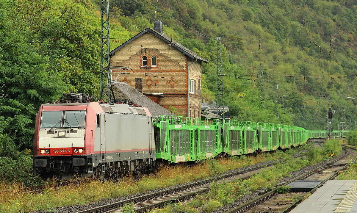 BRLL  185 599-8 (REV/mgw Service/04.03.15, Verl/Krefeld/04.03.22) mit Autotransport-Leerzug gen Koblenz. Kaub 15.09.2021