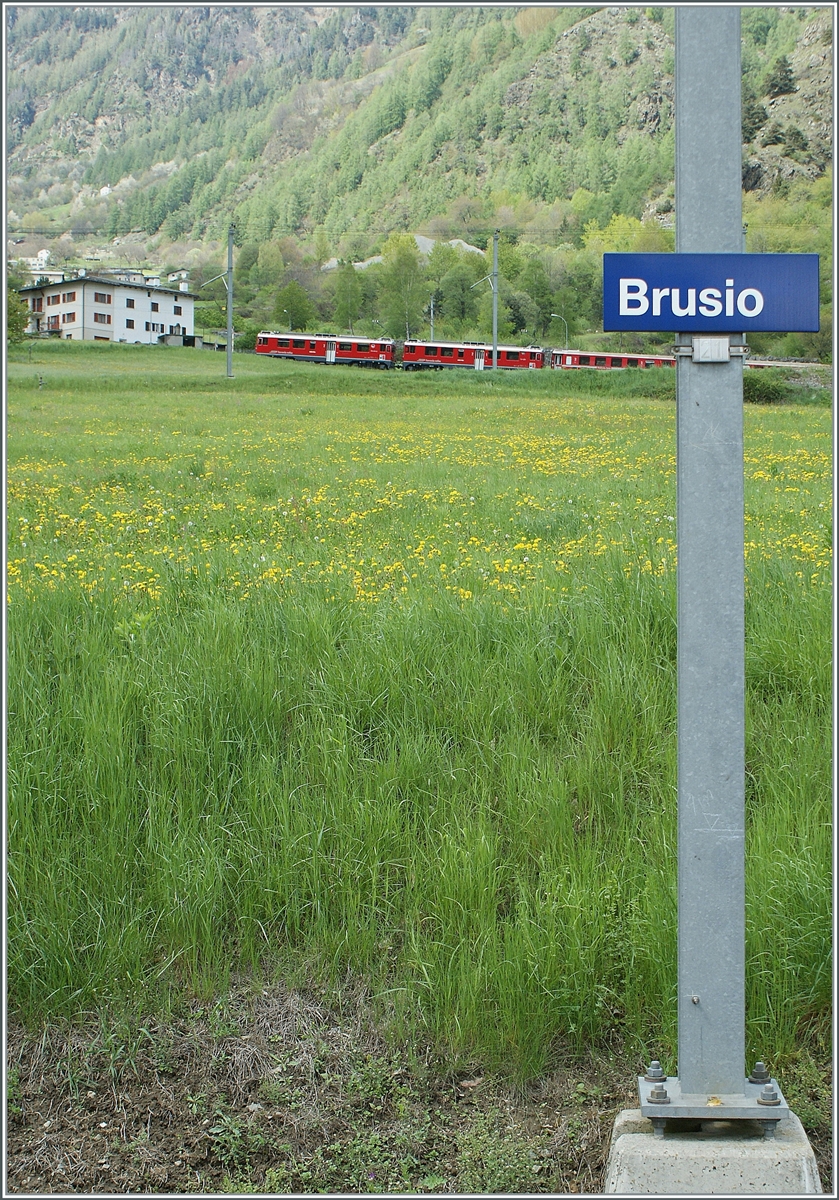 Brusio an der Bernina Bahn, bekannt durch den Kehrviadukt. Hier jedoch schweift der Blick in die nördliche Richtung auf einen nach Norden fahrenden Zug. 

8. Mai 2010