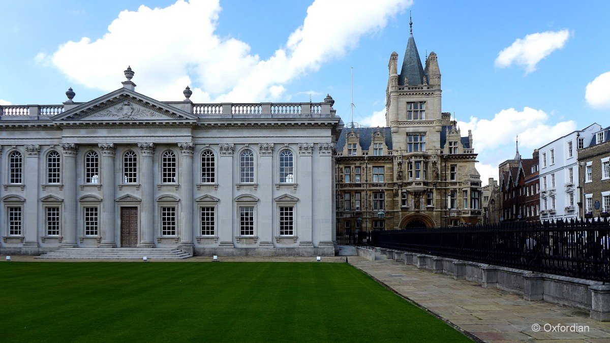 Cambridge - Senate House und Gaius College. In diesen historischen Gebäuden werden den Studienabsolventen die Doktorhüte verliehen.