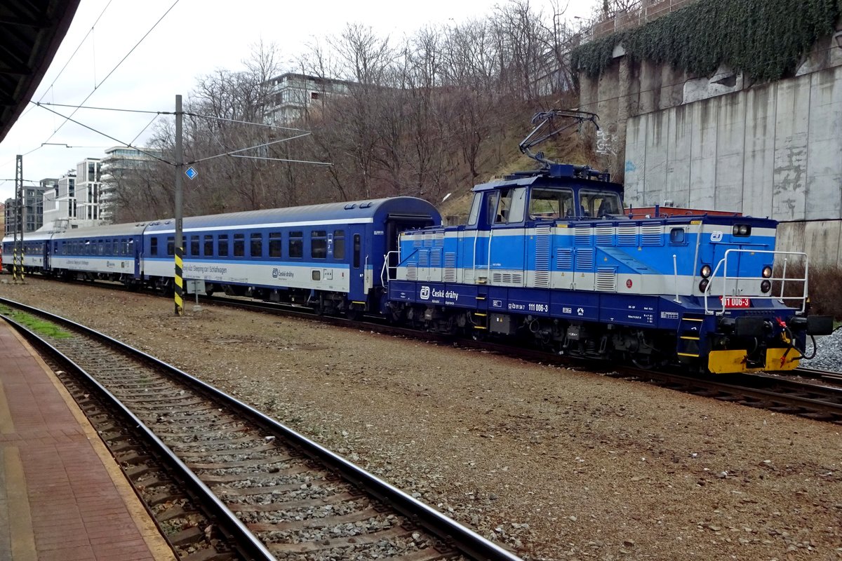 CD 111 006 rangiert mit Liegewagen in Praha lh.n. am 24 Februar 2020.