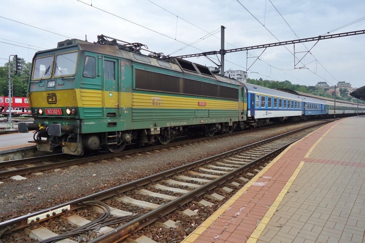 CD 163 242 steht am 24 Mai 2015 in Praha hl.n.