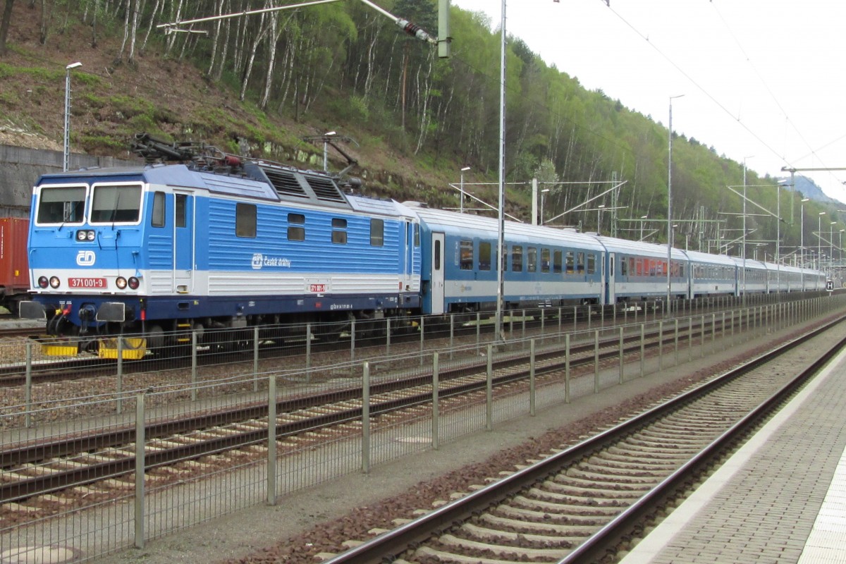 CD 371 001 mit EC 'HUNGARIA' treft am 11 April 2014 in Bad Schandau ein.